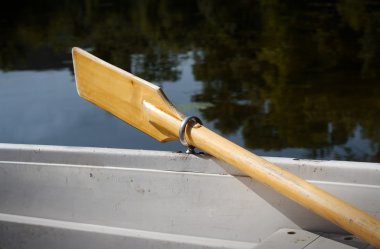 tekne kürek bir göl kıyısında kadar Park