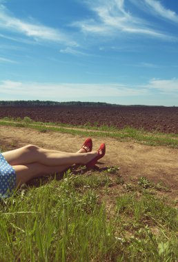kirli bir yolun yanında genç bir beyaz kadın bacakları
