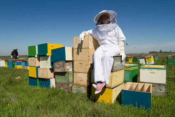 養蜂家彼のミツバチの巣箱を見守って — ストック写真