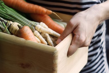 Ahşap sandık sebze dolu markette tutan kadın