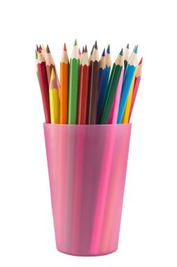Pembe mug içinde birçok renkli kalemler