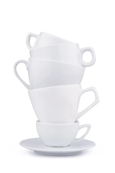 Pile verticale de nombreuses tasses de porcelaine de café blanc isolé — Photo