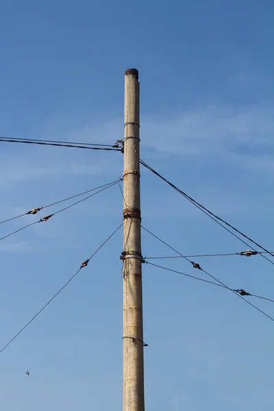 Betonpfeiler mit Stahlseilen verankert — Stockfoto