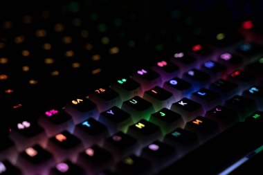 Üst görünüm ayrıntısı iki aydınlatma mekanik oyun klavyesinin kapalı anahtar başlıkları karanlıkta farklı renklerde parlayan