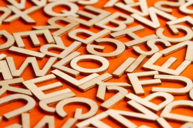 perspektif görünümü çok sayıda ahşap kesme ayrıntılı makro turuncu arkaplan üzerinde küçük alfabe harfleri