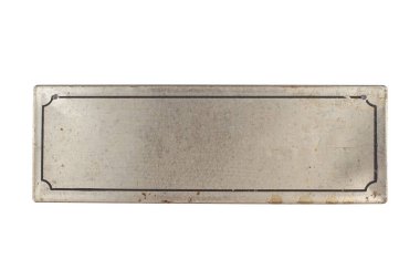 Beyaz arkaplanda siyah kenarı izole edilmiş gümüş renkli boş metalik işaret levhasının ön görüntüsü