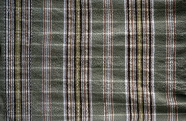 Geleneksel motiflerin dokuma dokusuna sahip kırışık pamuk havlunun ön görünümü