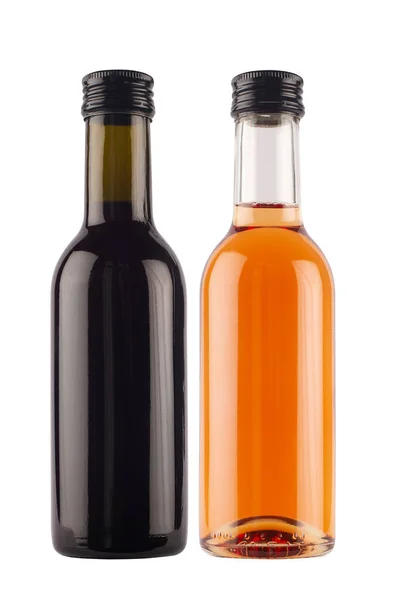 没有标签的小型单发式小型玫瑰和红葡萄酒瓶 白色背景的黑色金属螺丝帽的前视图 — 图库照片