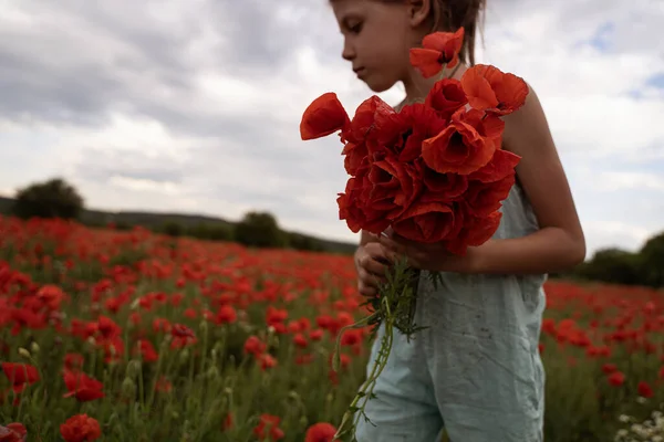 Портрет Молодої Кавказької Дівчини Блакитними Штанями Тримають Букет Квітів Збирають — стокове фото