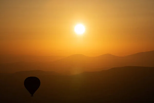 Ландшафт Воздушным Шаром Черный Силуэт Поднимается Неба Восходе Солнца Красивой — стоковое фото