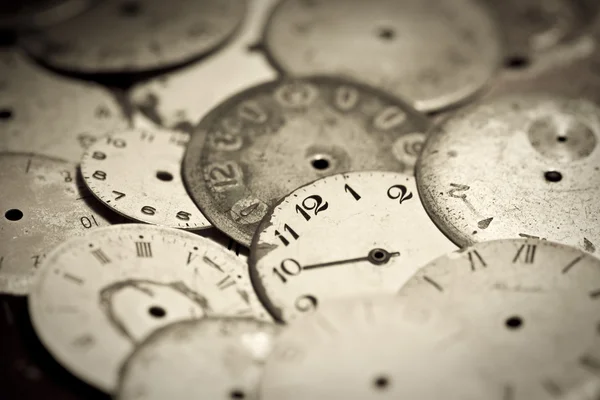 コレクションの古い時計の文字盤 — ストック写真