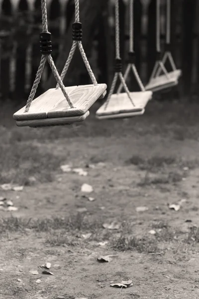 Пустые качели для детей в парке — стоковое фото
