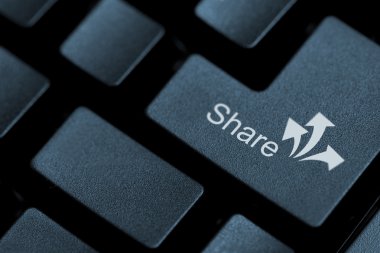 siyah bir klavyede yazılmış kelime paylaşımı