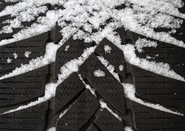 Gamla däck täcks av snö — Stockfoto