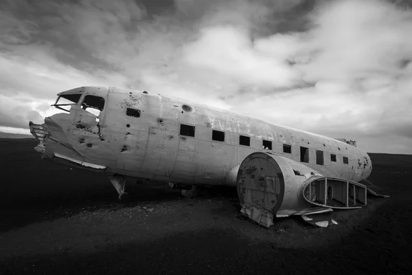 Naufrage d'un avion sur une plage noire au sud de l'Islande — Photo