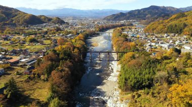 Köprü ve nehirle sonbahar manzarası
