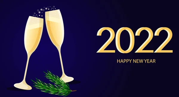 Mavi arka planda köpüklü ve ladin dallı şampanya kadehleri. 