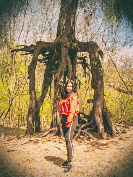 Kroczaca sosna na szczudach - Welecz i dziewczyna z usmiechem