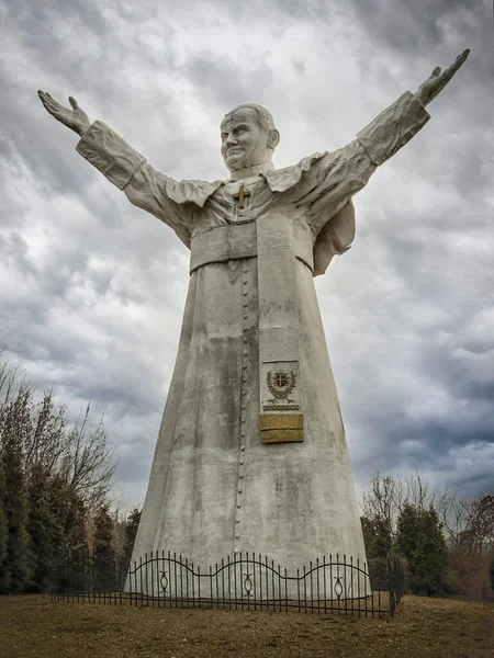 Najwyzszy pomnik Jana Pawla II w Czestochowie w Parku Miniatur Sakralnych