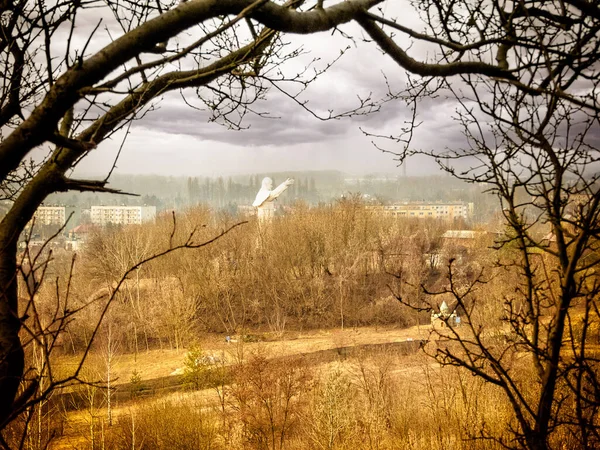 Widok ze wzgorza na pomnik Jana Pawla II w Czestochowie