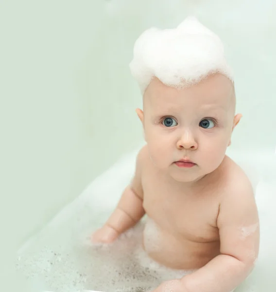 Copilul din baie spălându-și capul cu spumă de șampon — Fotografie, imagine de stoc