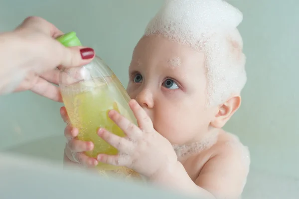 Das Kind im Badezimmer wäscht sich den Kopf mit Shampoo-Schaum — Stockfoto