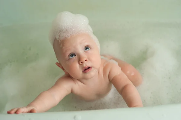 Das Kind im Badezimmer wäscht sich den Kopf mit Shampoo-Schaum — Stockfoto