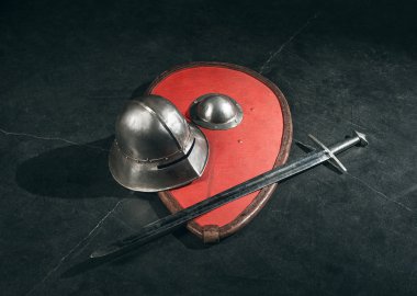 Kask ve kılıç şövalye kalkan yalan koyu arka plan üzerine