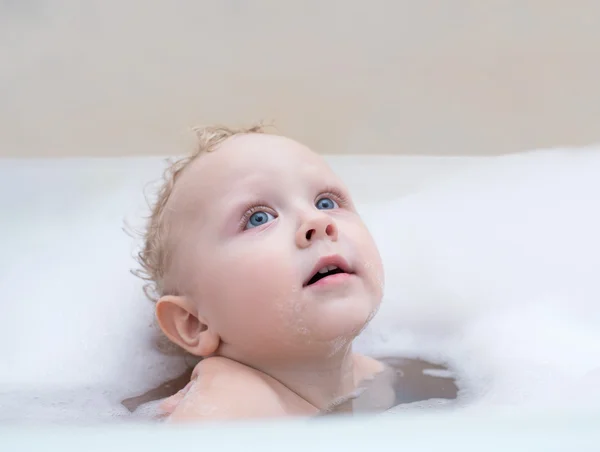 Verträumtes Kleinkind in einer Badewanne mit Schaum — Stockfoto