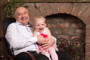 Dedesi torununu bir sandalyede oturuyor sarılma