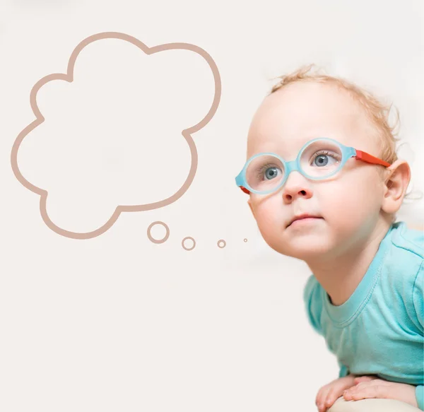 Vizyon için gözlüklü şirin çocuk gülümseyen