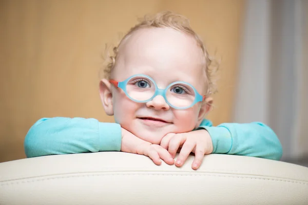 Улыбающийся очаровательный ребенок в очках для зрения — стоковое фото