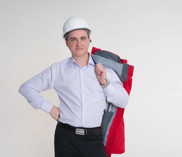 Un hombre con camisa blanca y casco de construcción —  Fotos de Stock