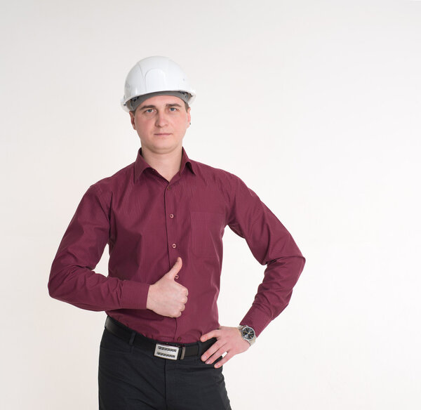 Мужчина в коричневой рубашке и в строительном шлеме
 