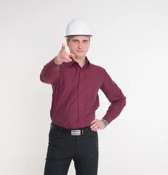 Un hombre con una camisa marrón y en el casco de construcción —  Fotos de Stock