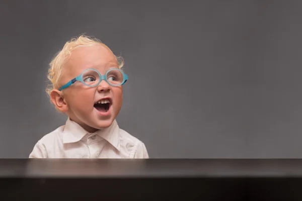 siyah bir zemin üzerine beyaz gömlekli bir çocuk