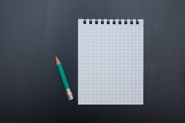 Not defteri ve kalem yalan ahşap bir masa üzerine