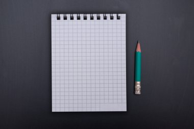 Not defteri ve kalem yalan ahşap bir masa üzerine