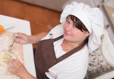 Kek yemek mutfak önlük ve şef şapkasını giyen bir kız 