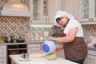 Kek yemek mutfak önlük ve şef şapkasını giyen bir kız 