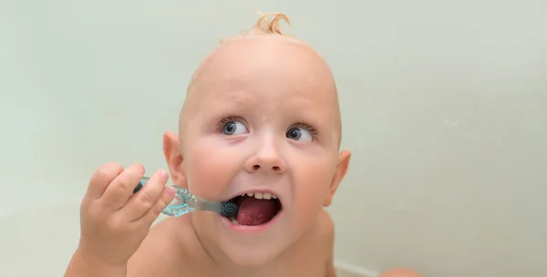 Porträt des süßen Babys in der Badewanne beim Baden — Stockfoto