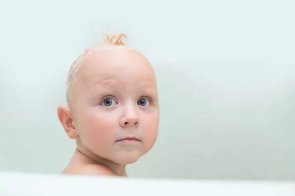 Porträt des süßen Babys in der Badewanne beim Baden — Stockfoto