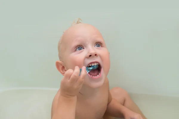 Porträt des süßen Babys in der Badewanne beim Baden — Stockfoto