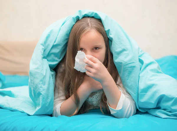 Pequena menina doente criança jaz na cama — Fotografia de Stock