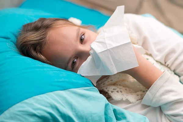 Pequena menina doente criança jaz na cama — Fotografia de Stock