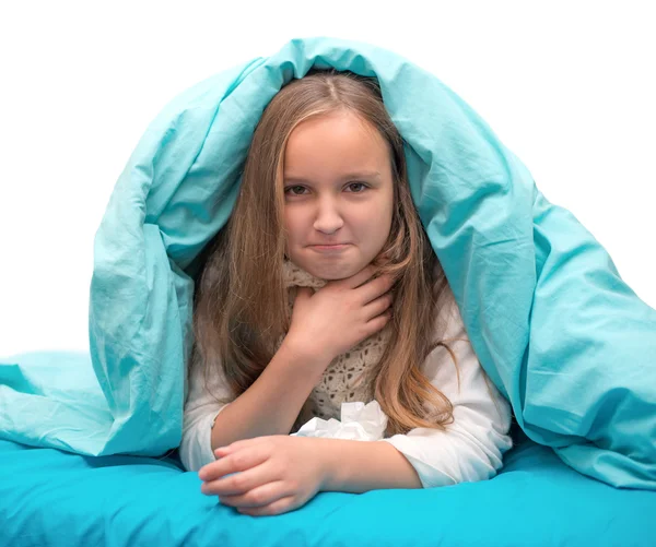 Pequena menina doente criança jaz na cama — Fotografia de Stock