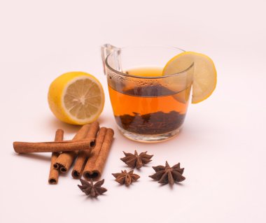 Cam kupa, limon ve Baharatlar, tarçın ve anason çay