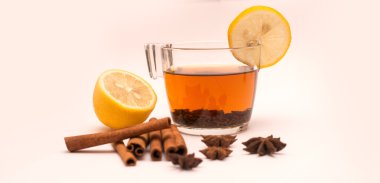 Cam kupa, limon ve Baharatlar, tarçın ve anason çay