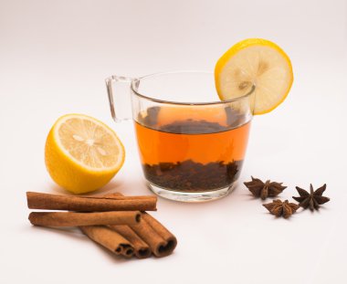 Cam kupa, limon ve Baharatlar, tarçın ve anason çay