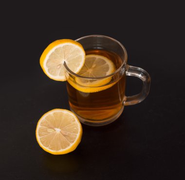 Bir dilim limon çay koyu arka plan üzerinde yüzen